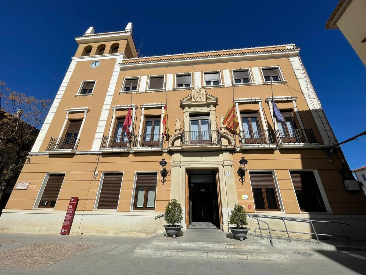 Las banderas del Ayuntamiento de Elda a media asta.