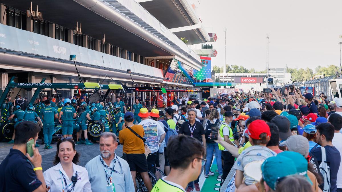 Los fans se han volcado con los pilotos en el pit walk del Circuit de Barcelona