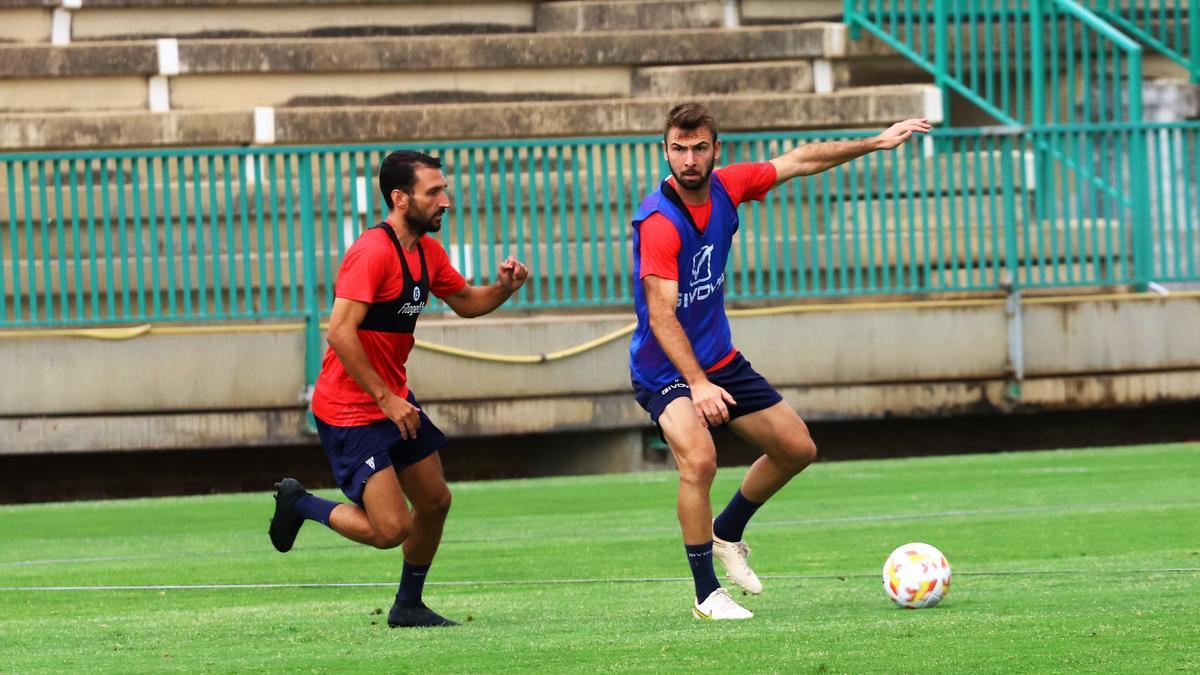 Álex Bernal y Ramón Bueno, durante un entrenamiento del Córdoba CF, esta temporada.