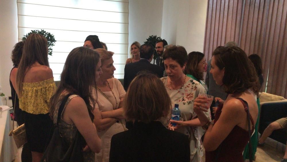 Las premiadas Llucia Ramis, Maria Antònia Oliver, Catalina Vadell y Dora Romaguera junto a la directora del Diario de Mallorca, Maria Ferrer (de espaldas).