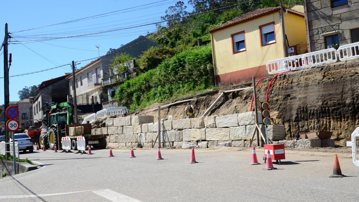 Los trabajos para la construcción del nuevo muro de contención en O Enleito.