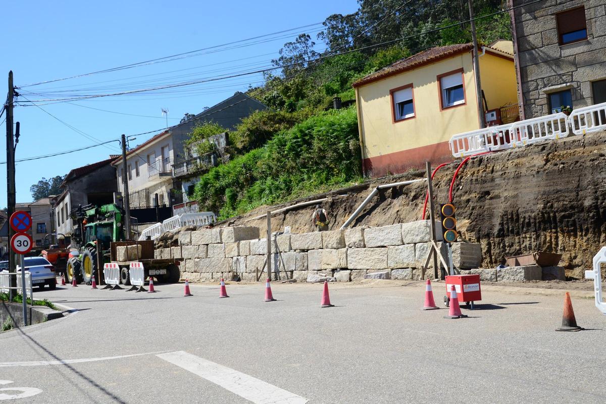 Los trabajos para la construcción del nuevo muro de contención en O Enleito.