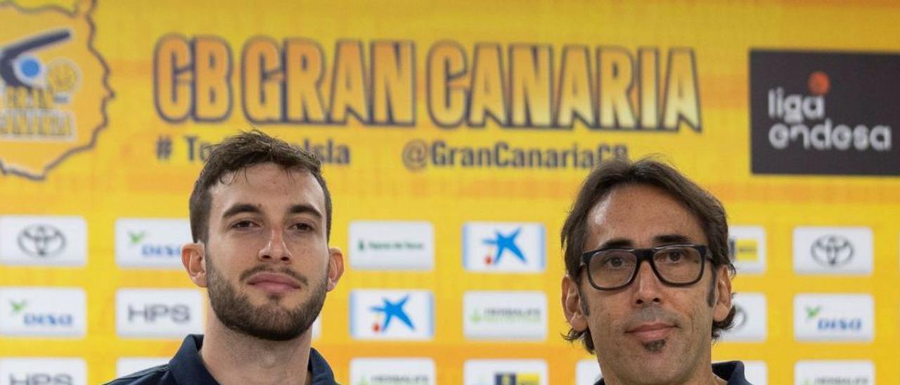 Sergi García, que portará el ‘17‘, junto a Willy Villar, director deportivo.