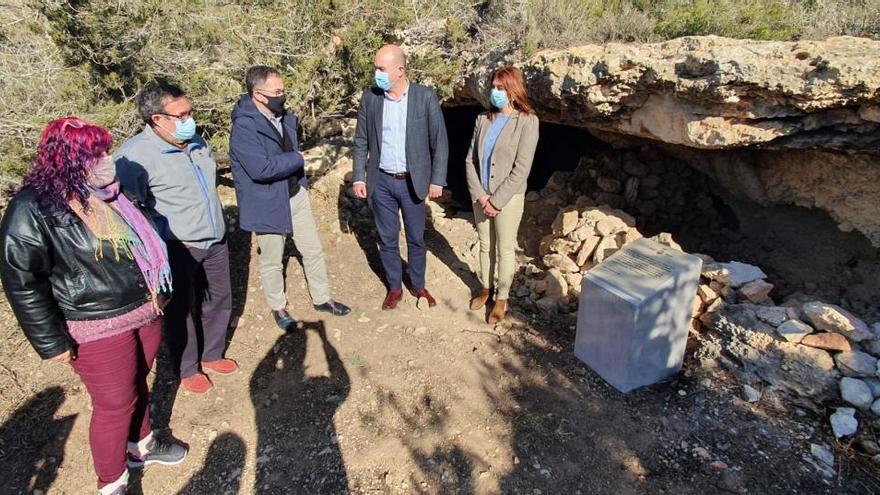 Presentación de la placa en la salida de la cueva cerca de la Torre de sa Sal Rossa.