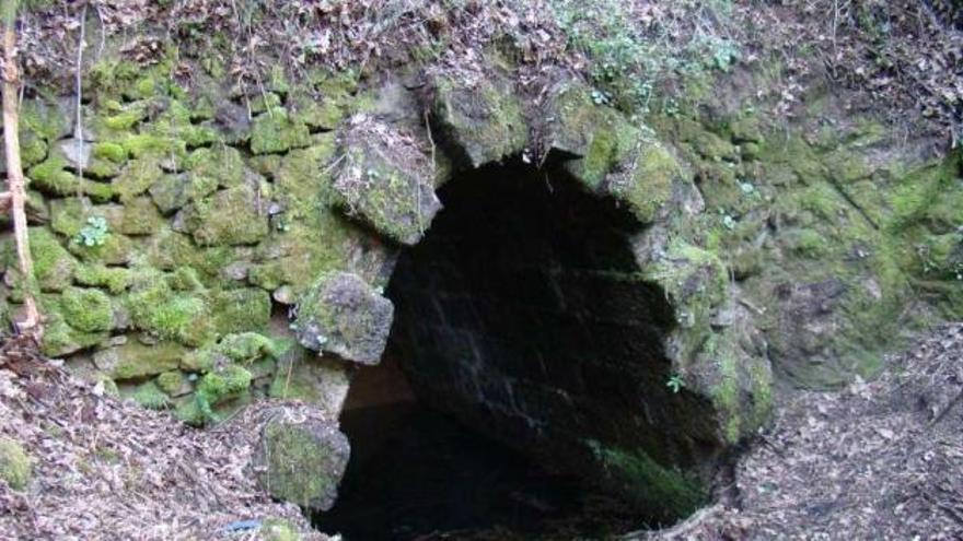 Boca del túnel del tranvía Vigo-Mondariz, que nunca llegó a concluirse, en O Confurco.  // Alberte Reboreda