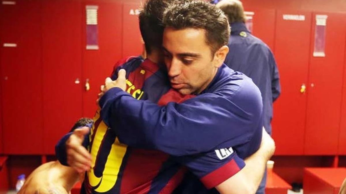 Xavi y Messi, fundidos en un abrazo