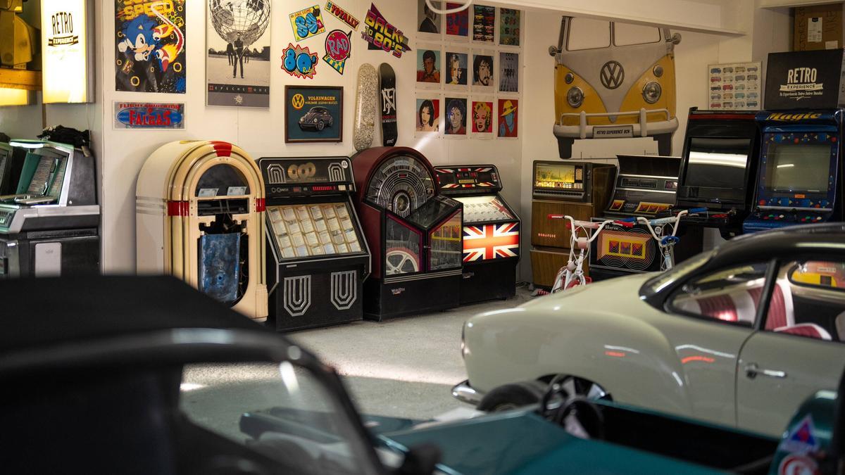 Hilera de jukebox frente a algunos de los coches clásicos de alquiler.