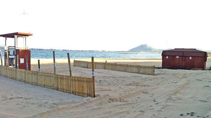 Algunas de las barreras eólicas instaladas durante estos días en la playa dels Tamarells