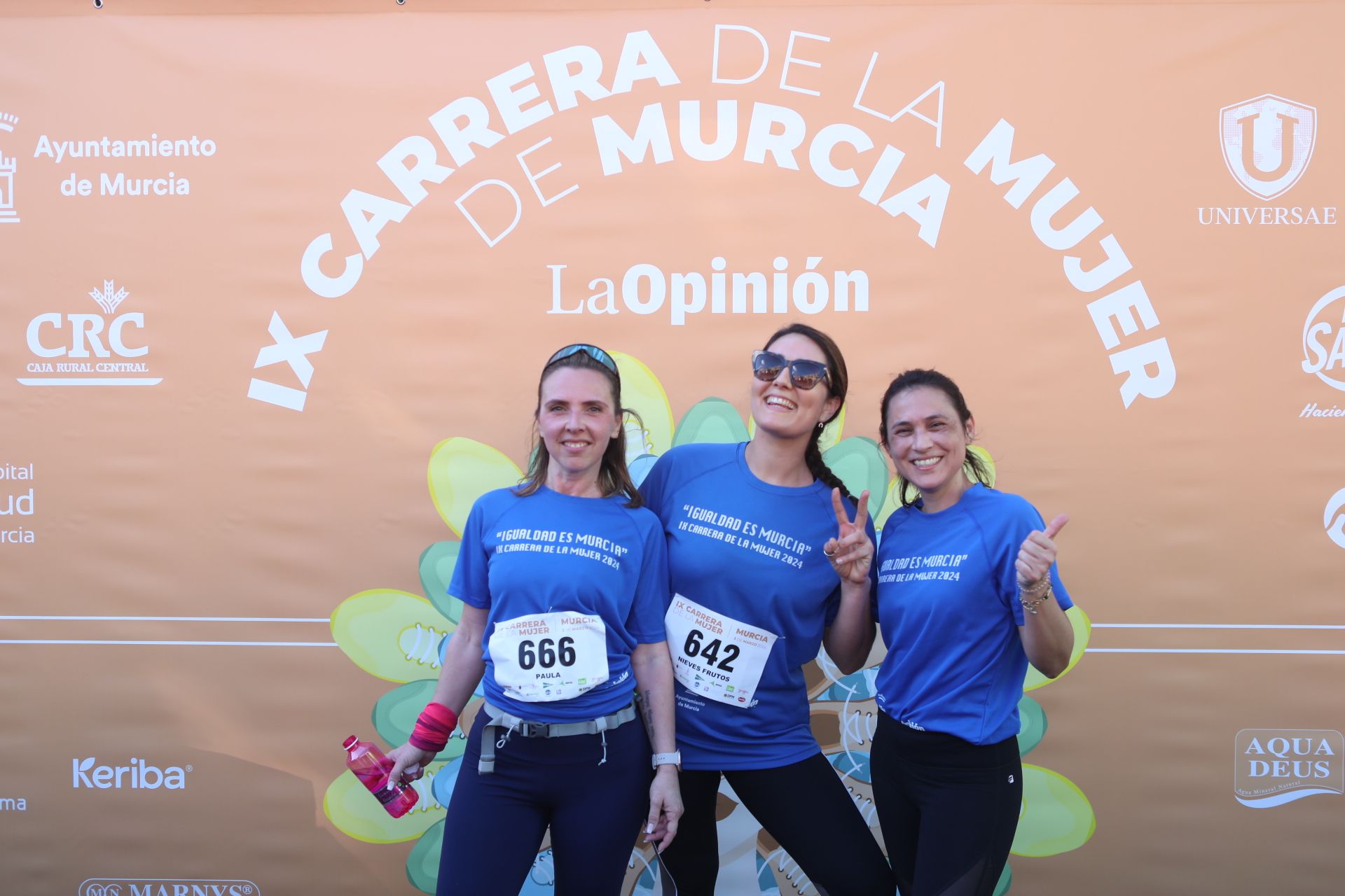 Las participantes posan en el photocall tras finalizar la Carrera de la mujer de Murcia