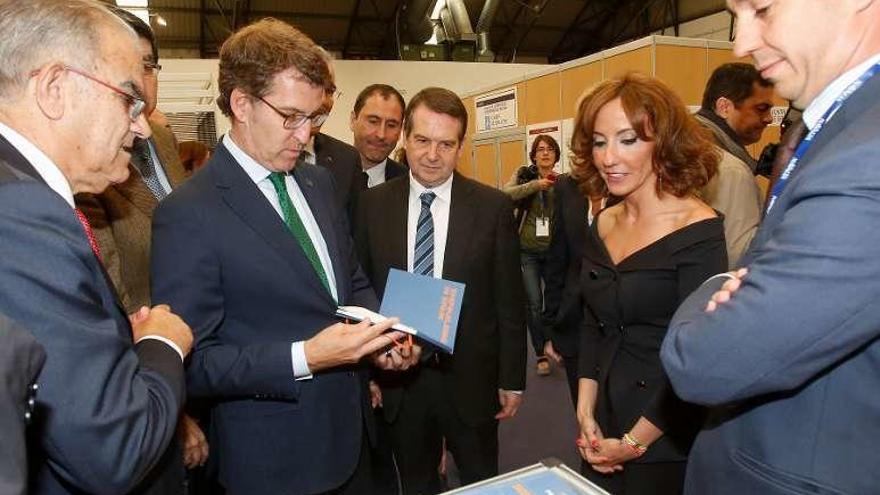 García Costas, Feijóo, Caballero y Almudena López del Pozo en el stand de Pymar. // R.G.