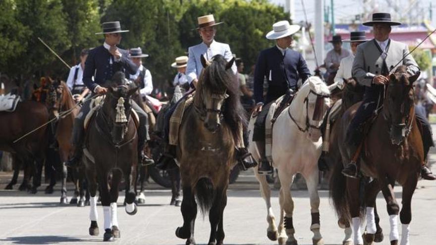 Grupo de hombres a caballo con el atuendo tradicional.