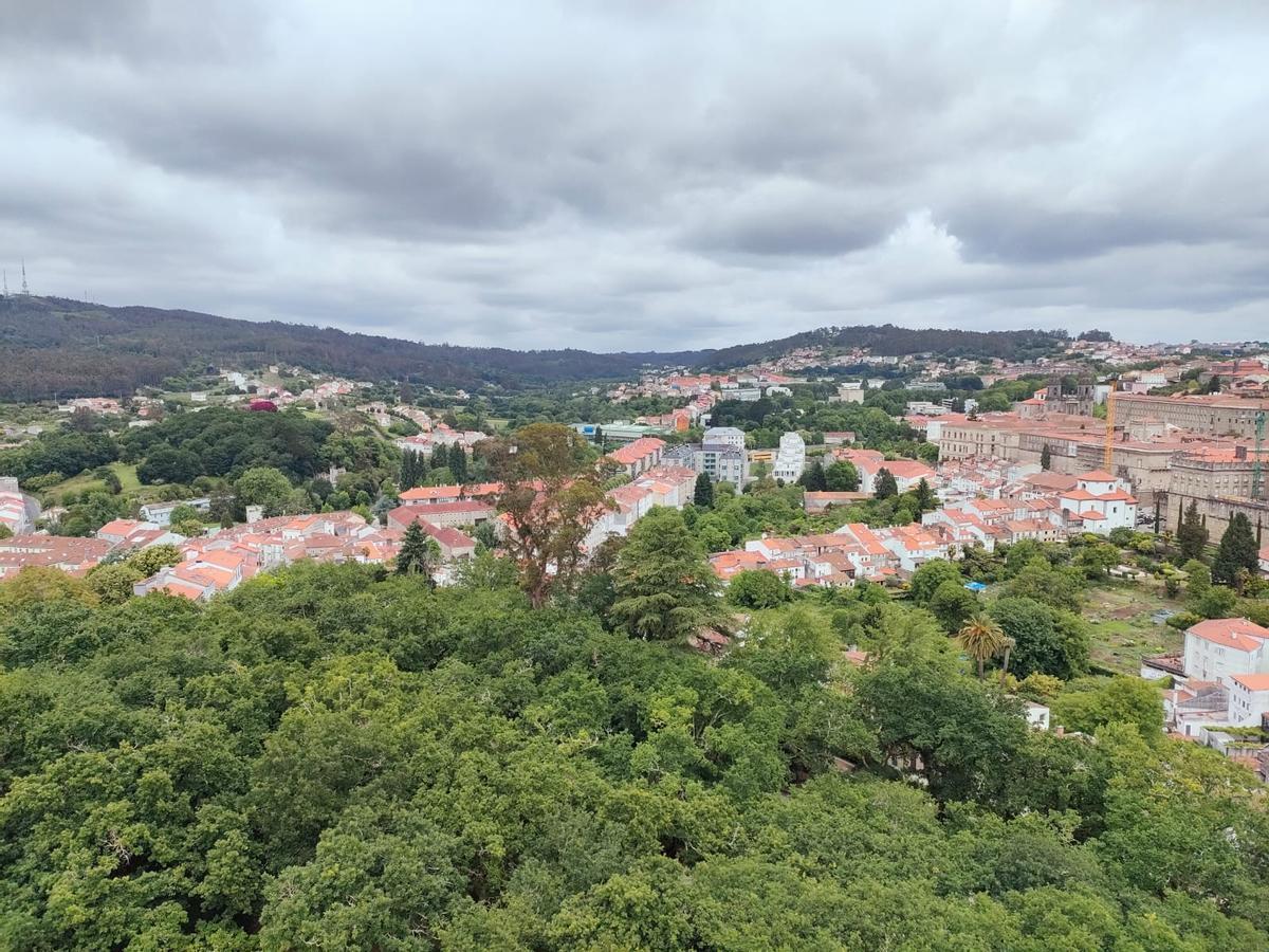 La salida norte de Santiago, con Galeras, Salvadas y el Campus hacia O Romaño.