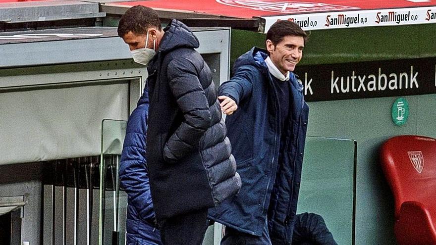 Marcelino bromea con Javi Gracia durante el partido de ayer en San Mamés. | EFE/JAVIER ZORRILLA