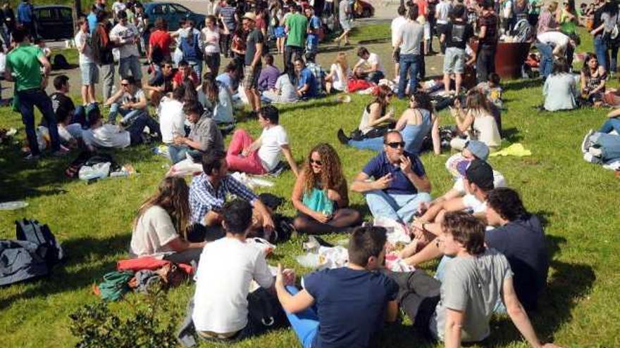 Jóvenes estudiantes disfrutan de un momento de relax en el campus de Vigo.  // José Lores