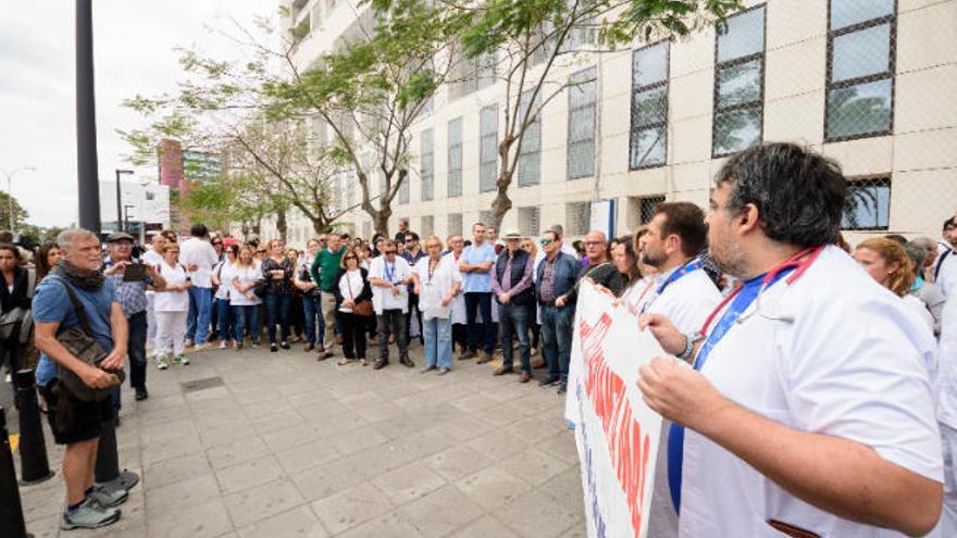 La convocatoria de huelga divide a los médicos especialistas del Archipiélago