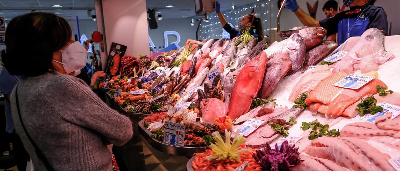 Puesto de pescado y marisco en el Mercado Central.