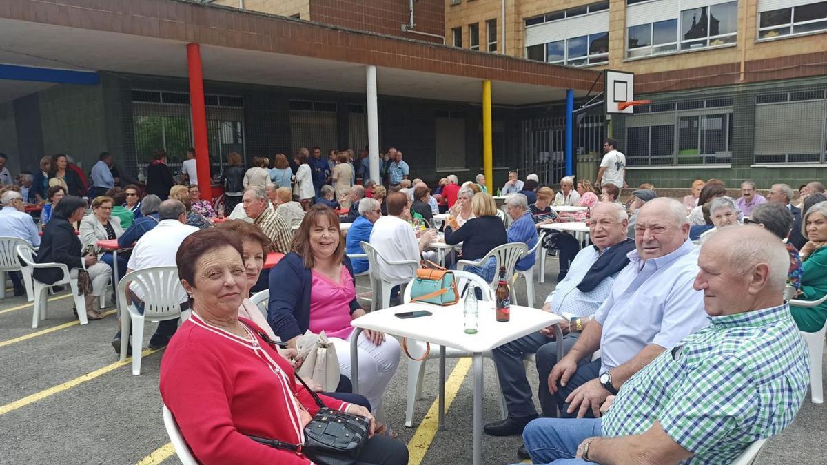 Asistentes al Festival de la Primavera, ayer, en Cangas del Narcea, durante la sesión vermú. | S. Arias