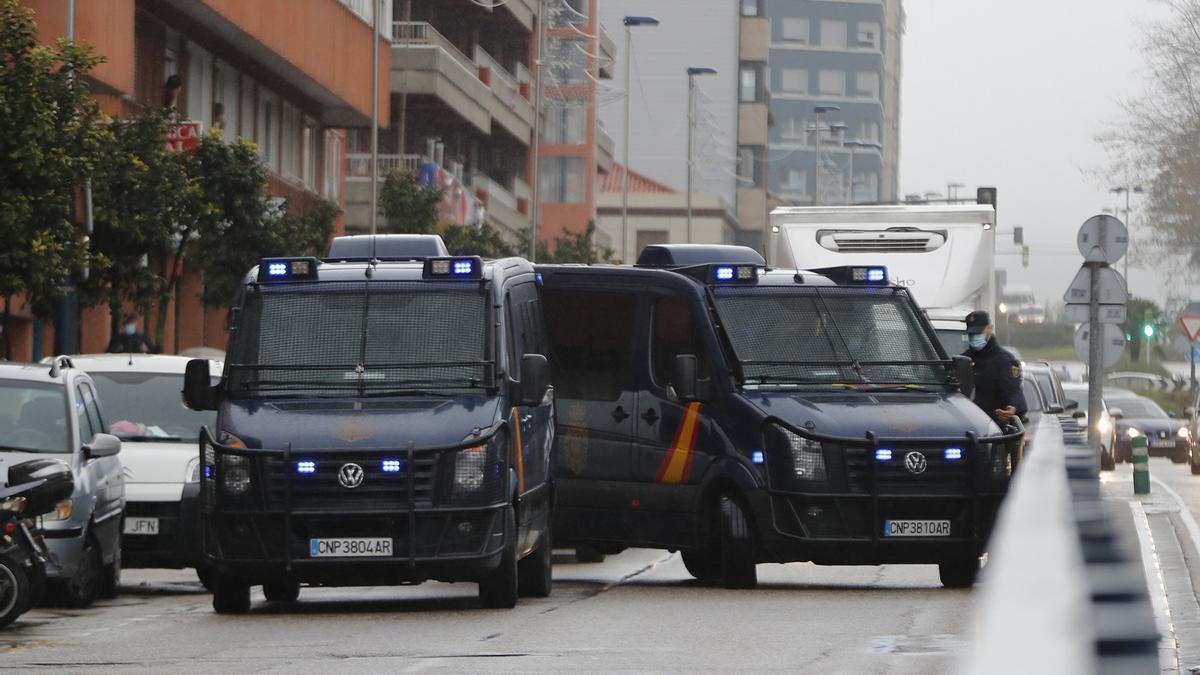 Vehículos de la Policía Nacional en la Travesía de Vigo, en una operación anterior