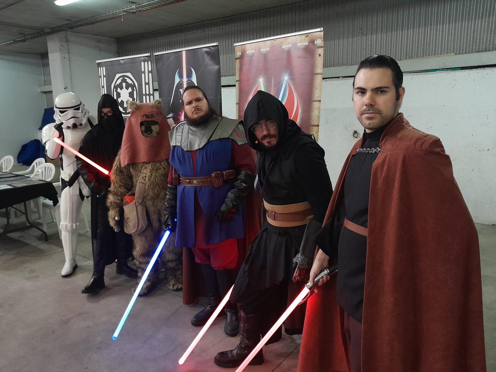 Compra, vende, cambia, así es la Feria del Coleccionismo de Mieres, en la que "hay de todo"