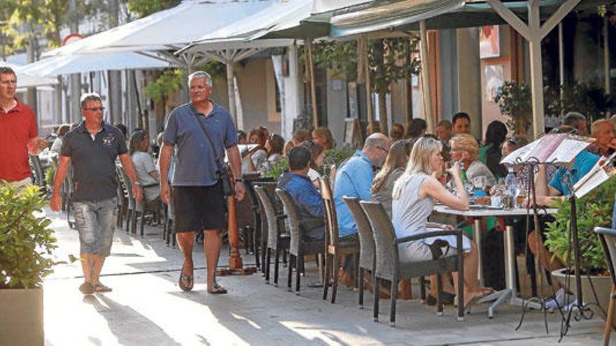 Las terrazas de los restaurantes copan buena parte de la calle Fàbrica.