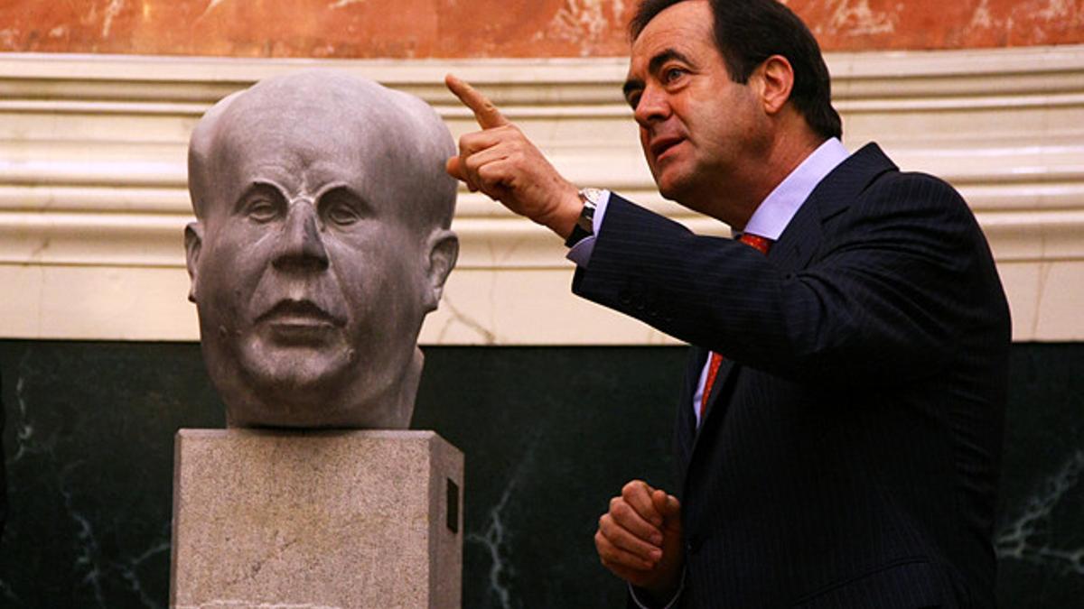 José Bono, durante la colocación del busto de Manuel Azaña, este lunes, en una sala del Congreso de los Diputados.