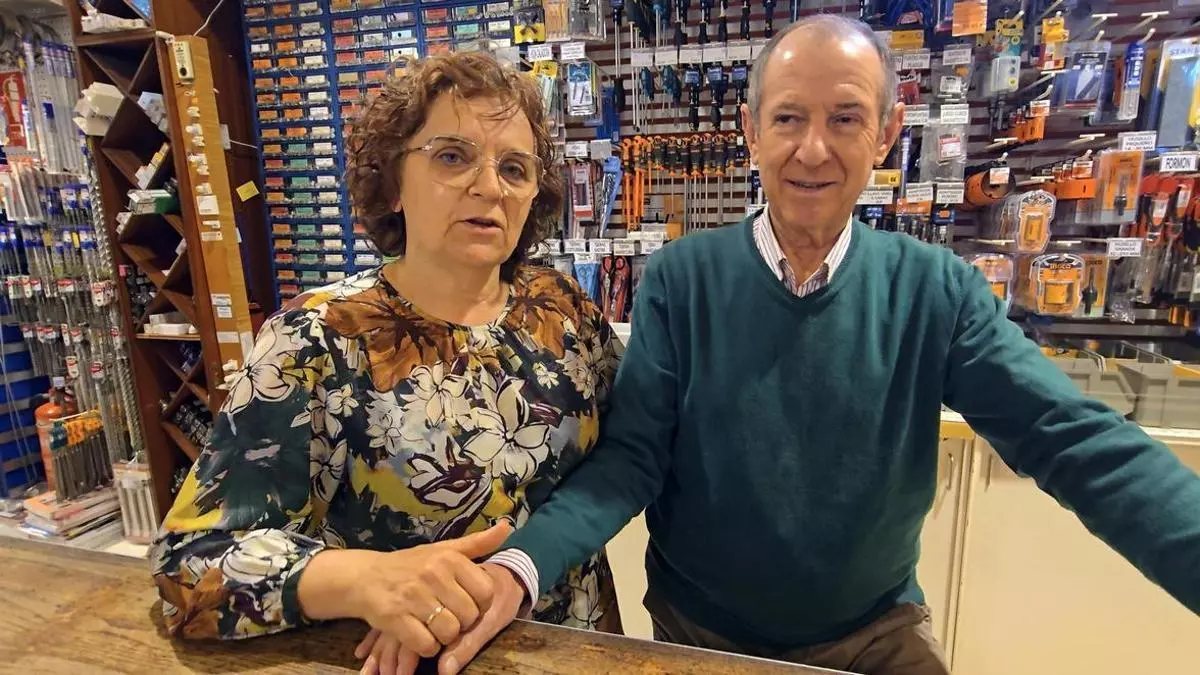Una ferretería con 40 años y mucho futuro en Baiona: «Al principio no sabía despachar; lloraba por las estanterías»