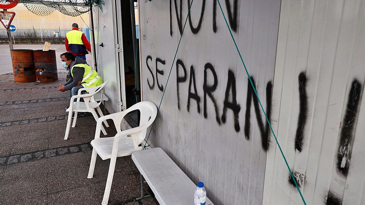 Dos trabajadores en el exterior de la fábrica de Alcoa en San Cibrao (Cervo), ayer. |   // EFE