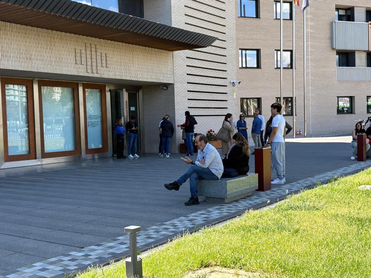 Imagen de trabajadores y usuarios de la Ciudad de la Justicia, fuera del edificio tras el apagón.