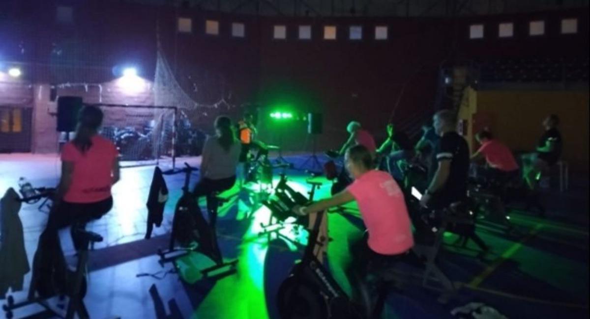 Se impartieron clases de spinning en el pabellón.  | SERVICIO ESPECIAL