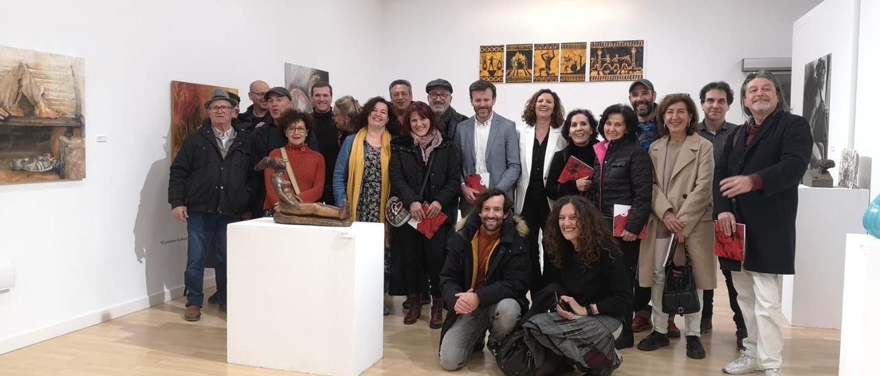 Foto de familia de los alumnos de la escuela junto al diputado de Cultura, Fernando Grande Cano.