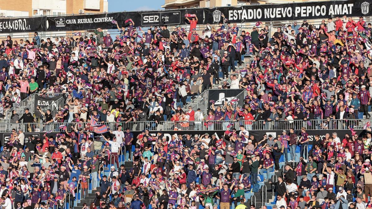 La afición del Eldense celebra uno de los goles en el derbi frente al Hércules, con el campo lleno.