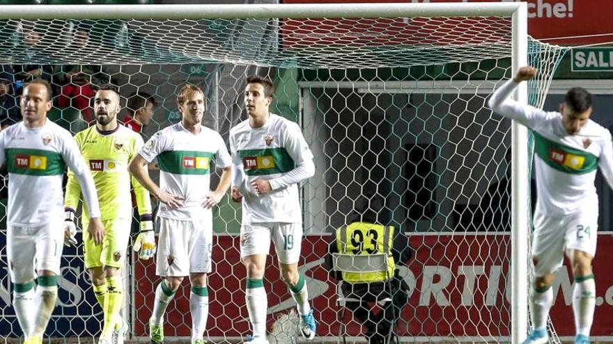 Los jugadores del Elche desolados tras recibir un gol del Almería