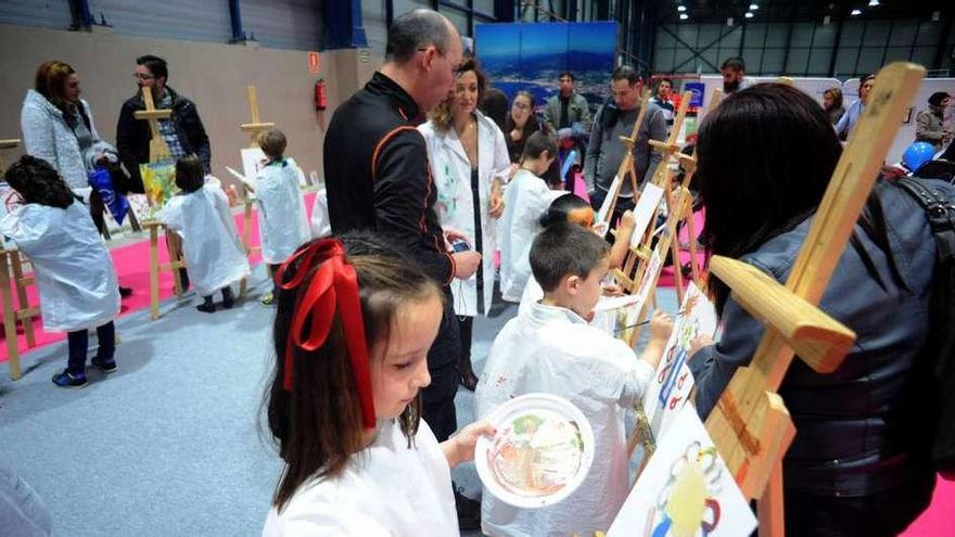 Los niños en una actividad de pintura en el salón Pequerrechos. // Iñaki Abella