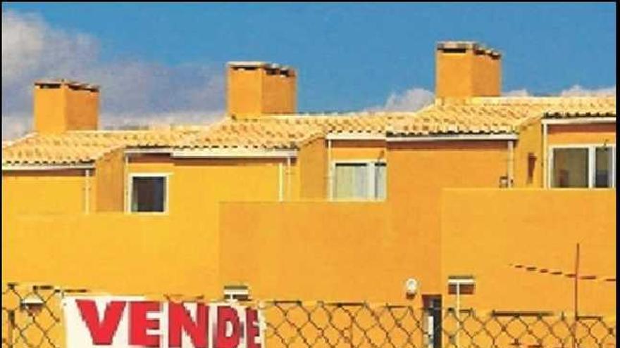 Carteles que anuncian la venta de viviendas de renta libre en Alicante