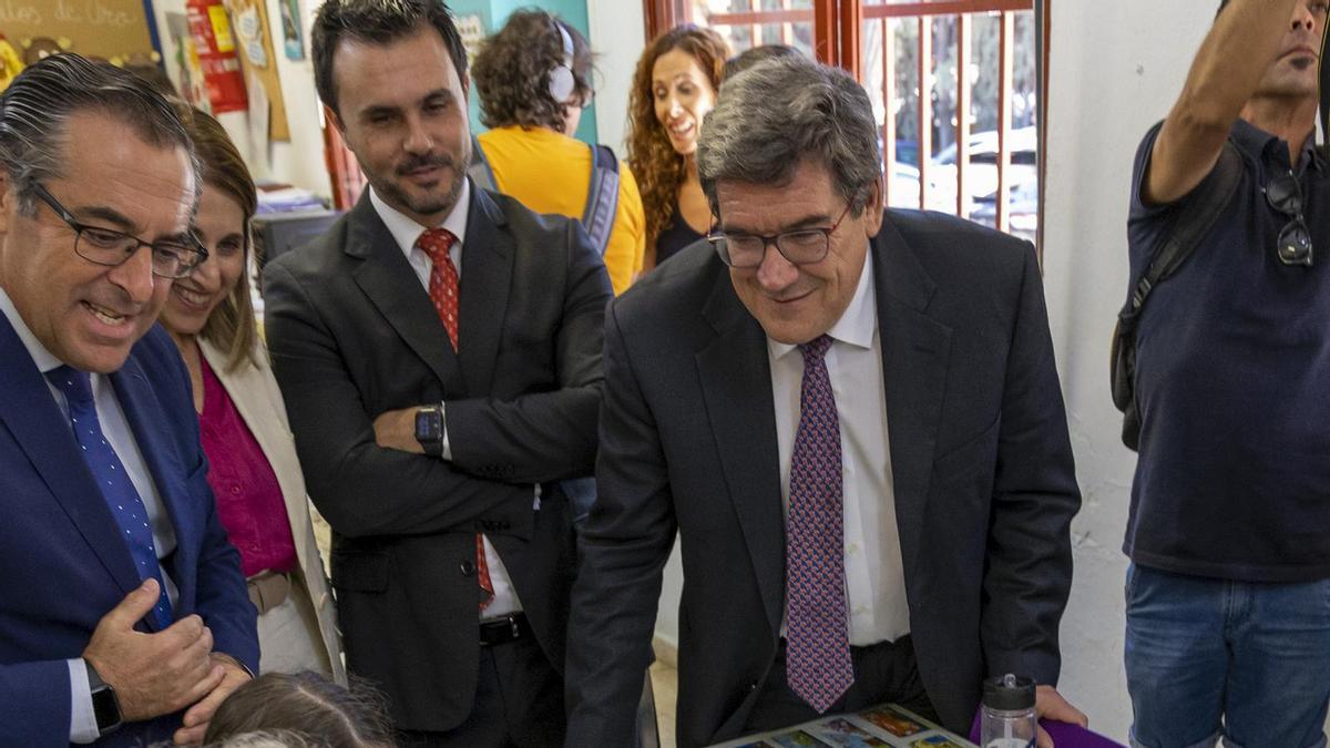 El ministro Escrivá visita un colegio en Málaga