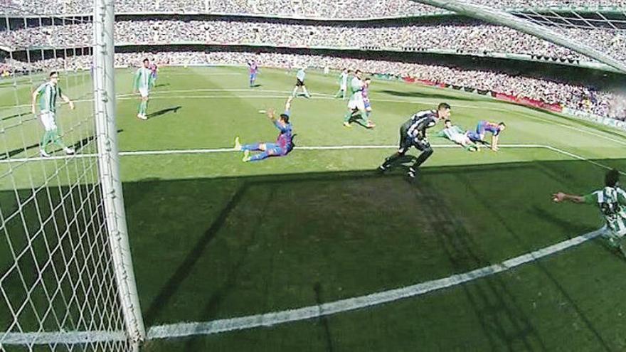 Momento en el que el defensa del Betis despeja en el gol fantasma.