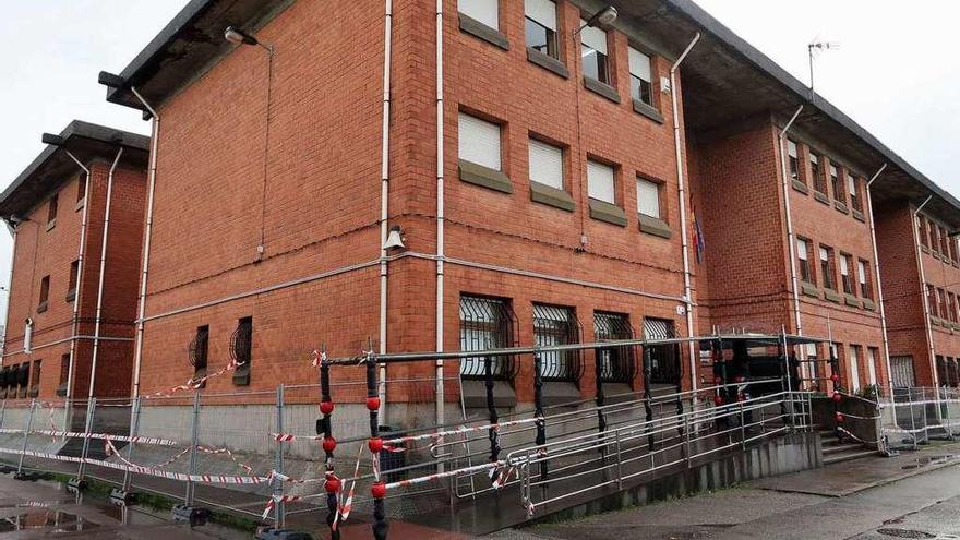 Comienzan los arreglos en los aleros del colegio de Lugo de Llanera