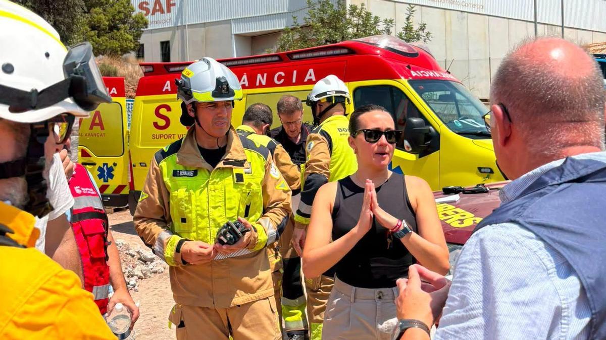 La alcaldesa de la Vall, Tania Baños, con los medios de emergencias
