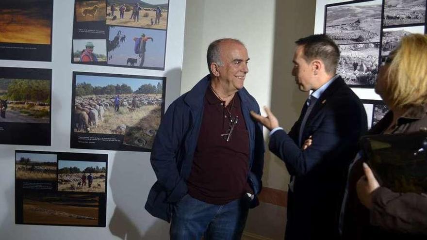 Félix Navarro (izquierda) conversa con el alcalde durante la inauguración de la exposición.