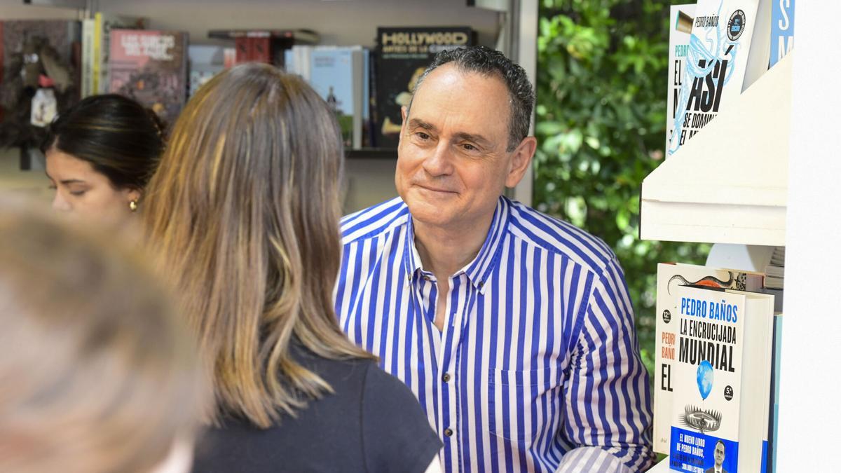 El coronel Pedro Baños firma ejemplares en la Feria del Libro de Madrid
