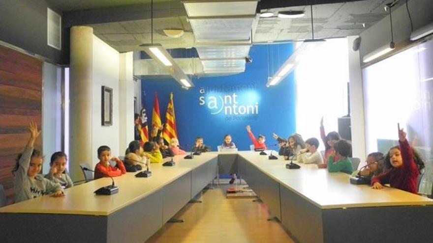 Un momento del pleno infantil de ayer en Sant Antoni.