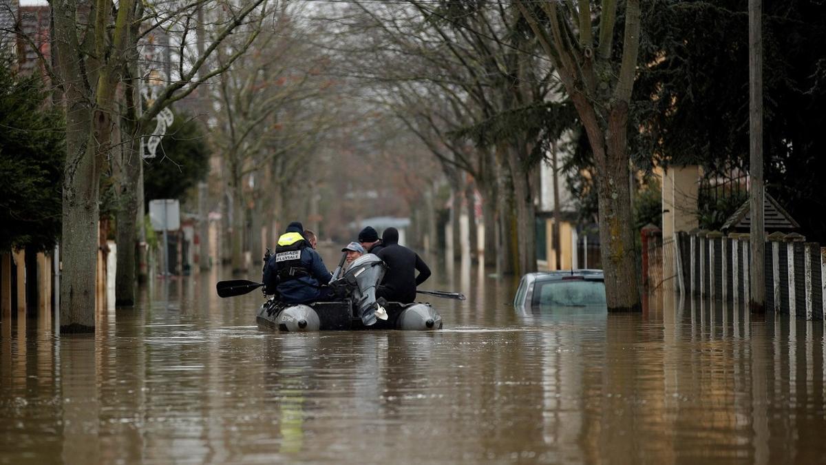 El agua del Sena inunda las calles de la comuna de Villeneuve-Saint-Georges en el sureste de Paris, Francia.