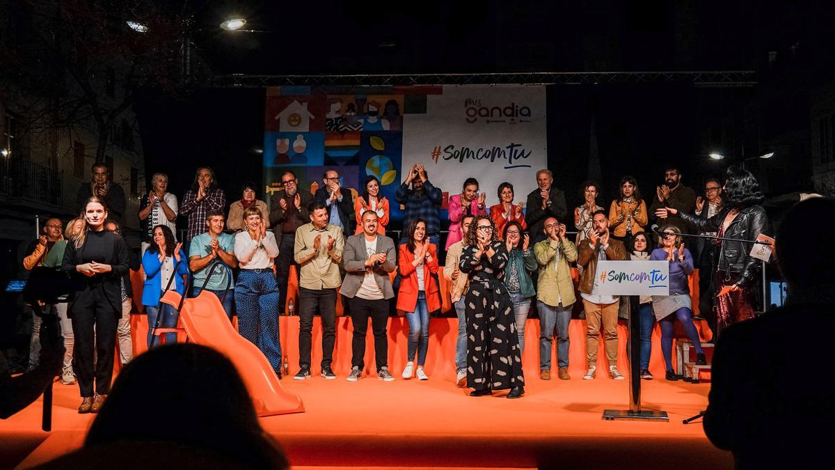 Los candidatos de Més Gandia, con Alícia Izquierdo en el centro, durante el acto de presentación.