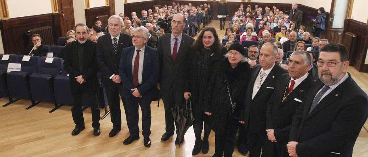 Mariluz Villar (cuarta por la derecha), en el acto de reconocimiento realizado en el Liceo. // Iñaki Osorio