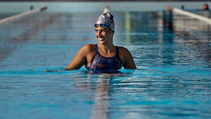Michelle Alonso extiende, en la piscina Acidalio Lorenzo, la enseña que la distingue como abanderada en los Juegos Paralímpicos de Tokio.