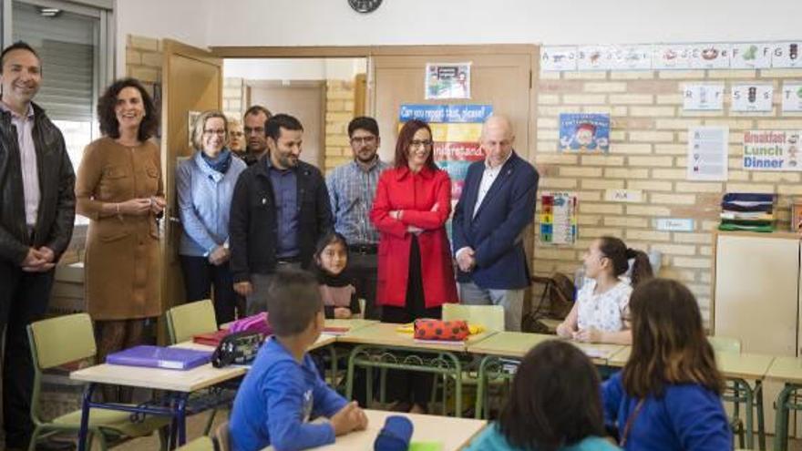 Amigó, Marzà y Galarza, en un aula del centro escolar.