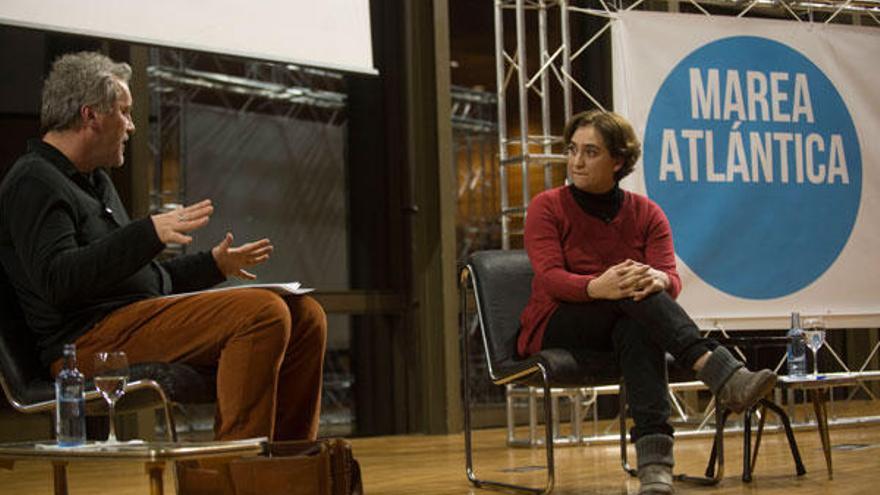 Manuel Rivas y Colau en un acto de Marea. / 13Fotos