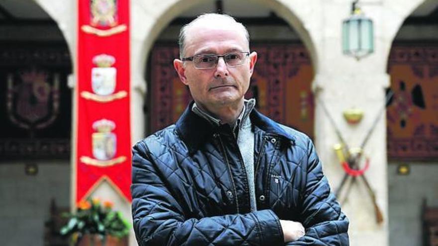 Alfredo Vigo, en el patio del Palacio de Capitanía General. / carlos pardellas