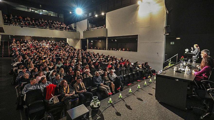 Los docentes llenaron ayer el Centro de Congresos de Elche.