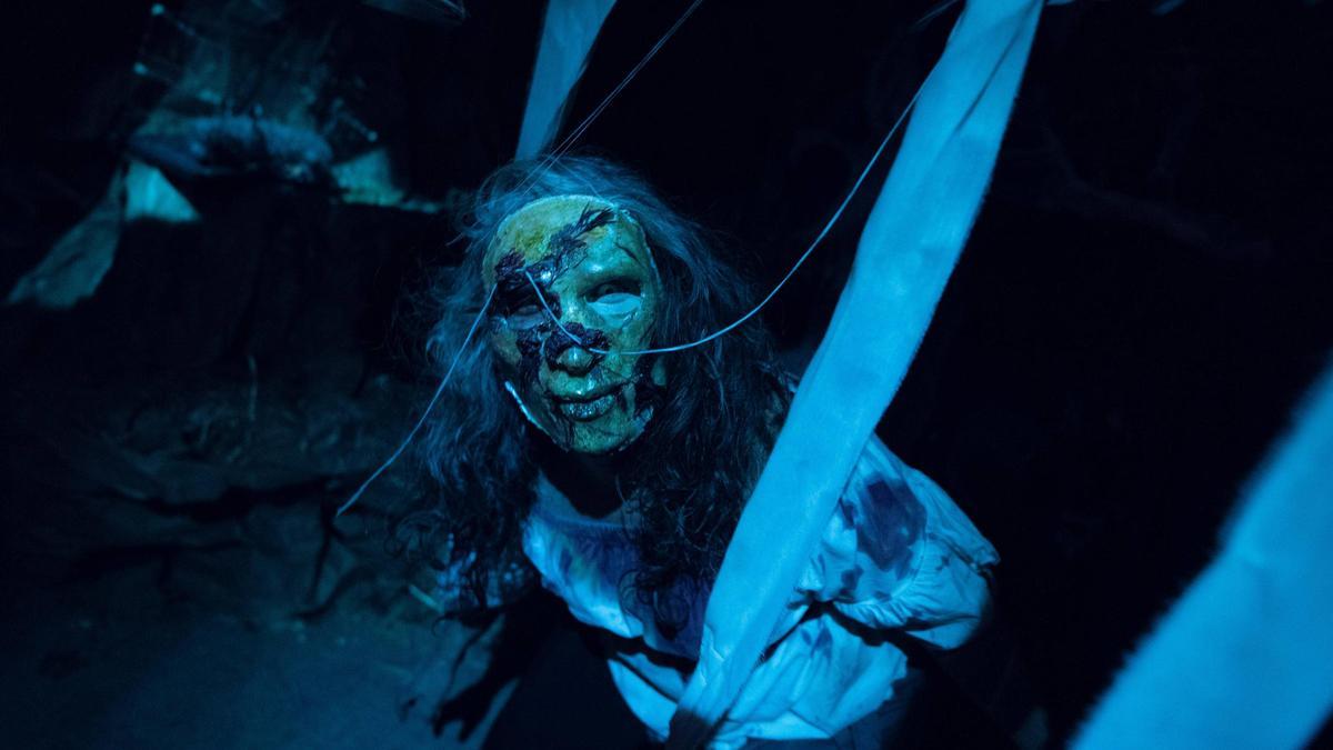 Un personaje monstruoso en el túnel del terror de Trinitat, el más grande que se monta en Barcelona.